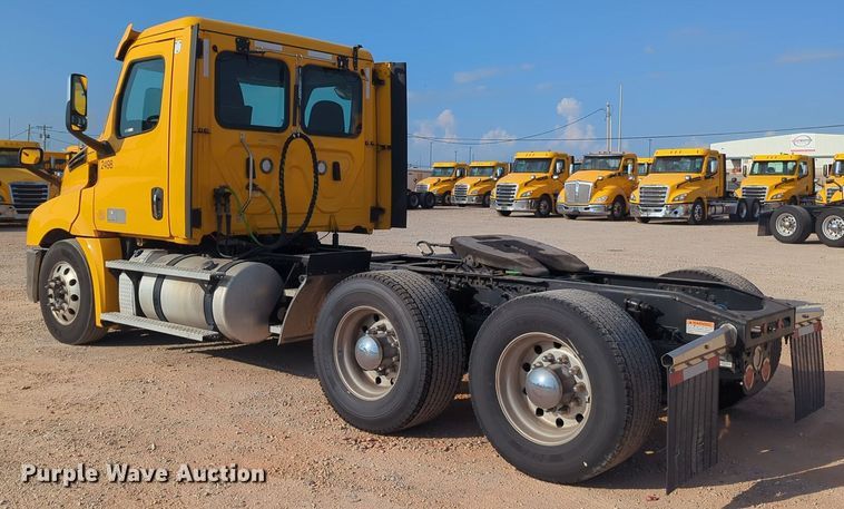 image for item EQ2155 2020 Freightliner  Cascadia 126 semi truck