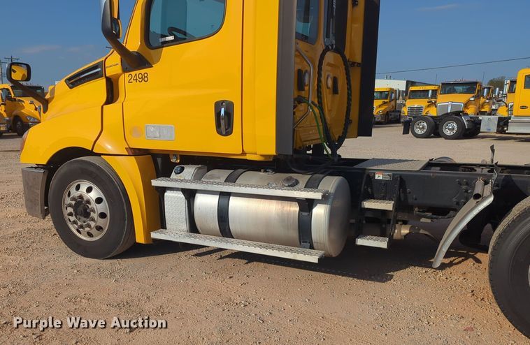 image for item EQ2155 2020 Freightliner  Cascadia 126 semi truck