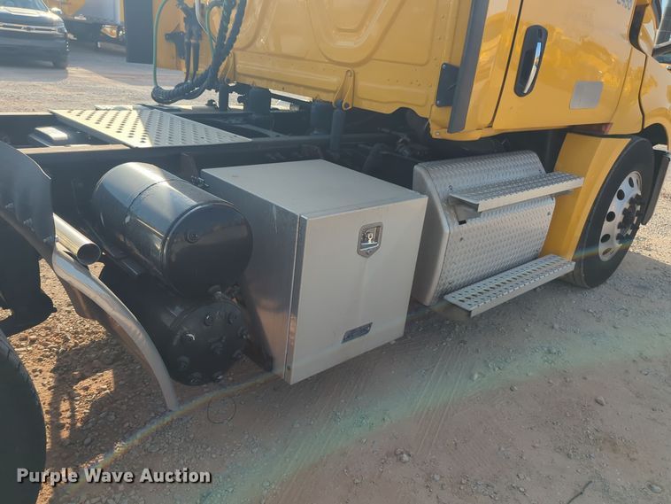 image for item EQ2155 2020 Freightliner  Cascadia 126 semi truck