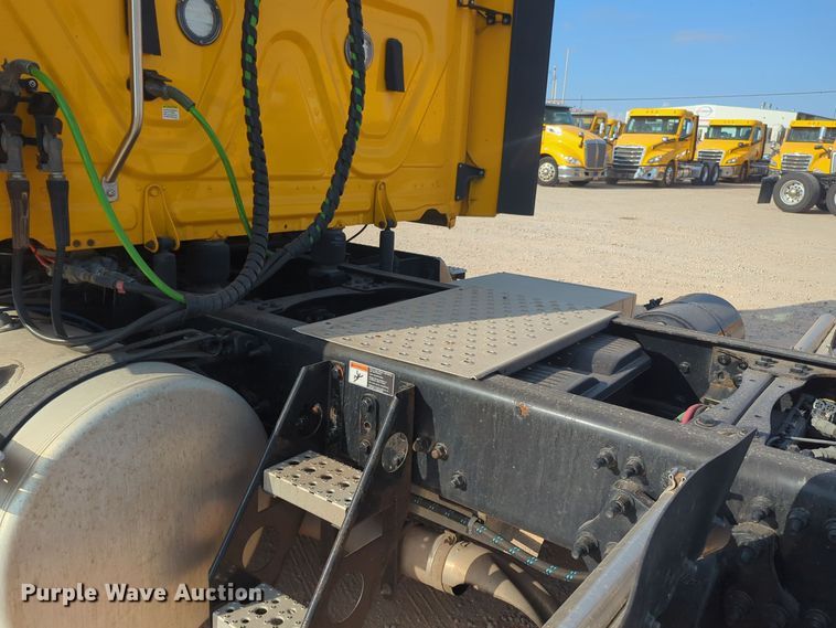 image for item EQ2155 2020 Freightliner  Cascadia 126 semi truck