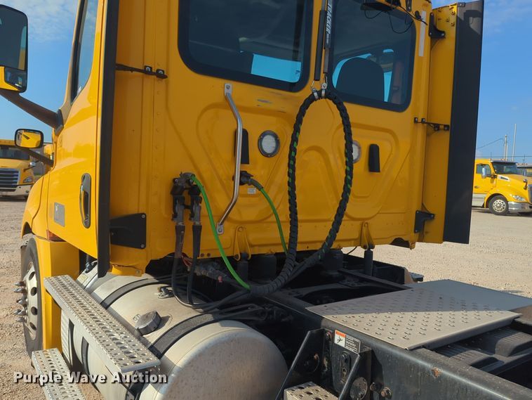 image for item EQ2155 2020 Freightliner  Cascadia 126 semi truck