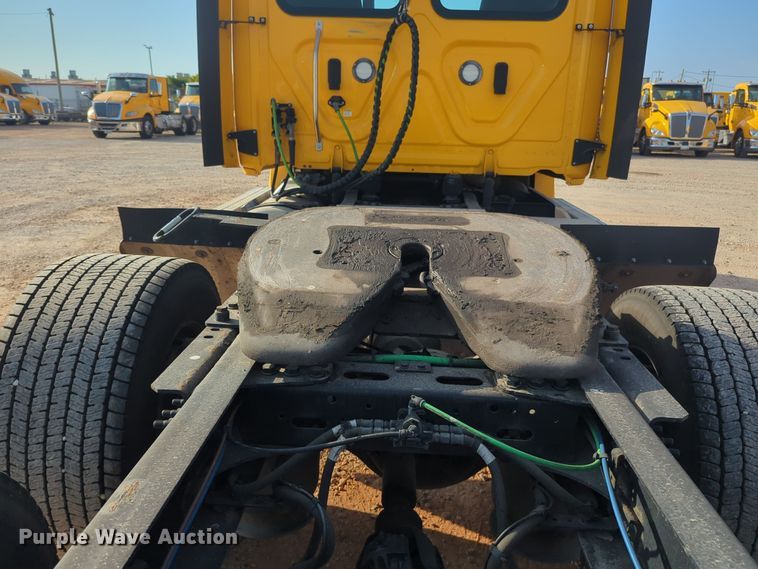 image for item EQ2155 2020 Freightliner  Cascadia 126 semi truck