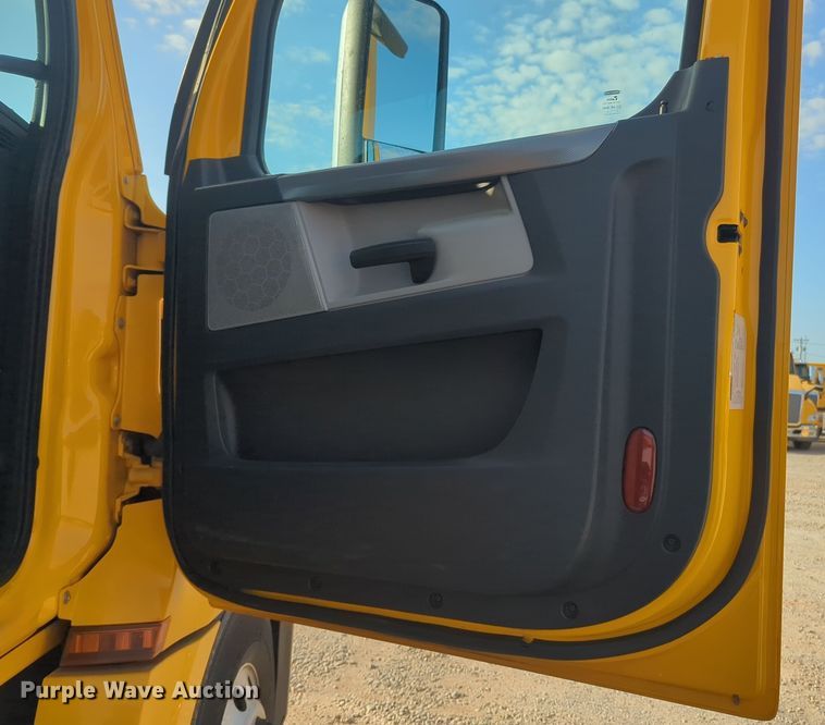 image for item EQ2155 2020 Freightliner  Cascadia 126 semi truck