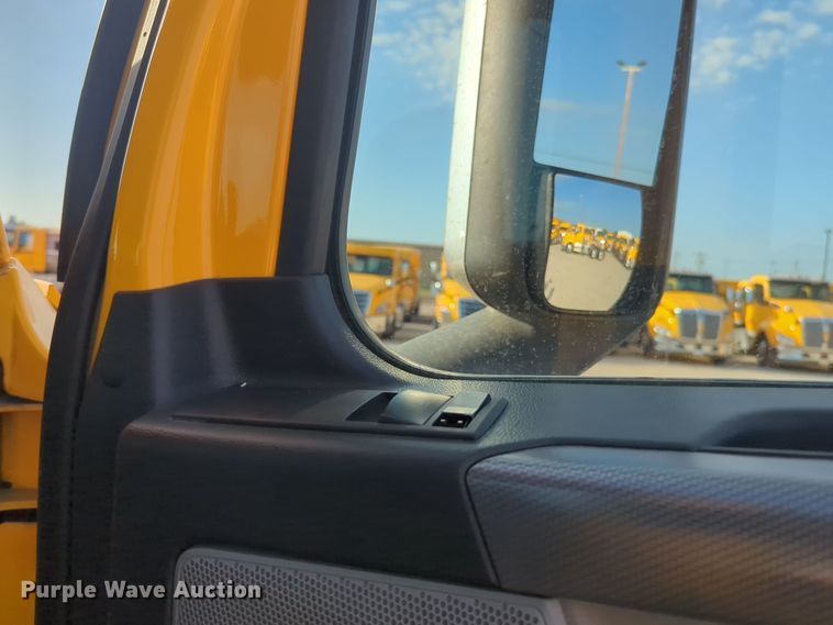 image for item EQ2155 2020 Freightliner  Cascadia 126 semi truck