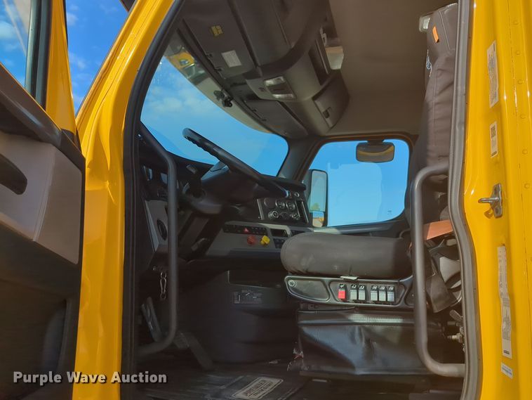 image for item EQ2155 2020 Freightliner  Cascadia 126 semi truck