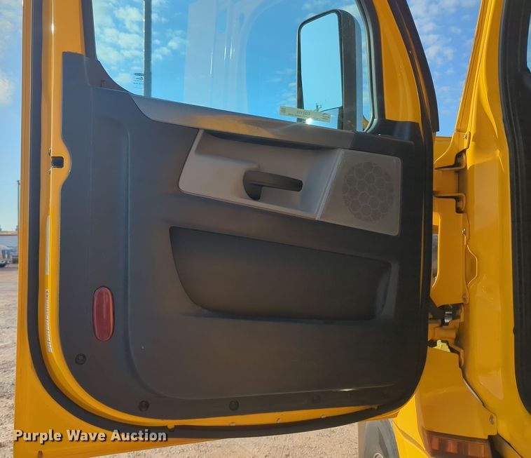 image for item EQ2155 2020 Freightliner  Cascadia 126 semi truck