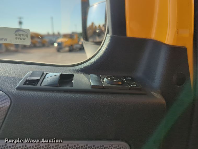 image for item EQ2155 2020 Freightliner  Cascadia 126 semi truck