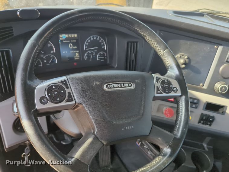 image for item EQ2155 2020 Freightliner  Cascadia 126 semi truck