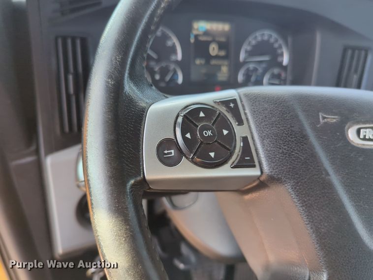 image for item EQ2155 2020 Freightliner  Cascadia 126 semi truck