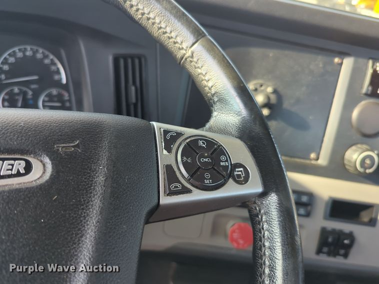 image for item EQ2155 2020 Freightliner  Cascadia 126 semi truck