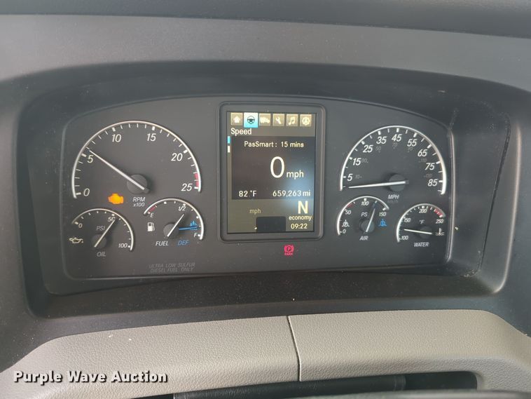 image for item EQ2155 2020 Freightliner  Cascadia 126 semi truck