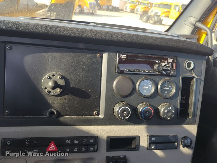 image for item EQ2155 2020 Freightliner  Cascadia 126 semi truck