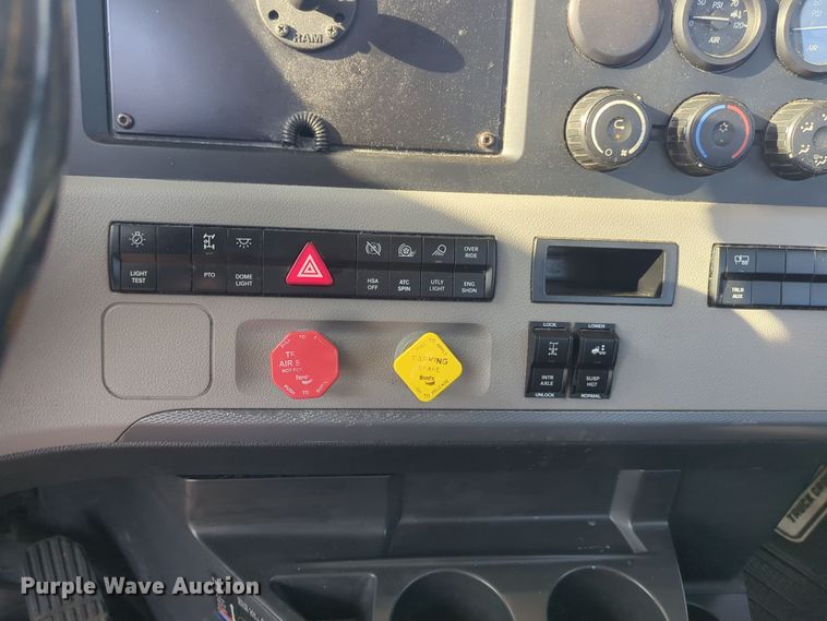 image for item EQ2155 2020 Freightliner  Cascadia 126 semi truck