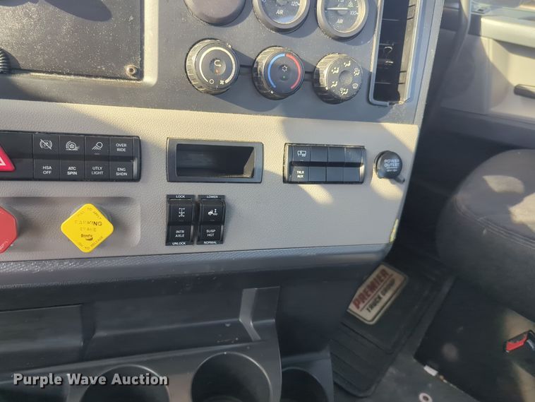 image for item EQ2155 2020 Freightliner  Cascadia 126 semi truck