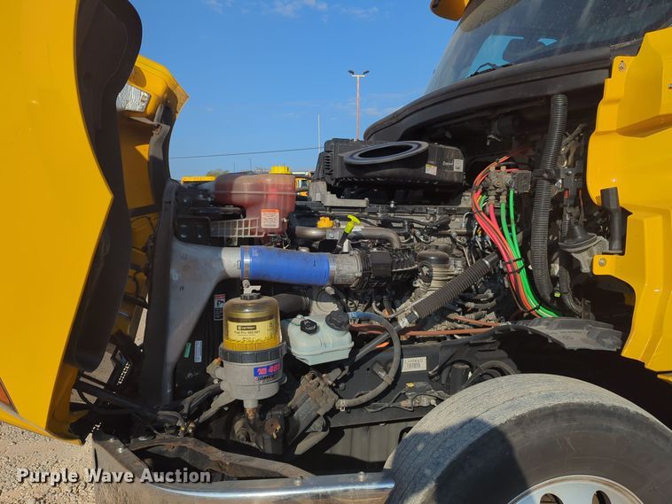 image for item EQ2155 2020 Freightliner  Cascadia 126 semi truck