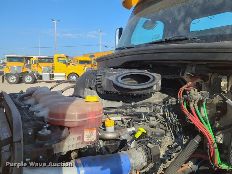 image for item EQ2155 2020 Freightliner  Cascadia 126 semi truck