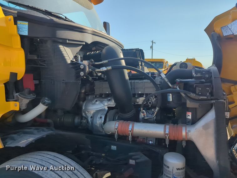 image for item EQ2155 2020 Freightliner  Cascadia 126 semi truck