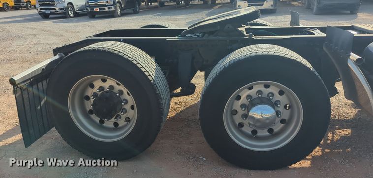 image for item EQ2155 2020 Freightliner  Cascadia 126 semi truck