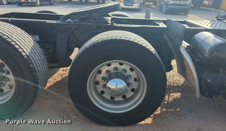 image for item EQ2155 2020 Freightliner  Cascadia 126 semi truck