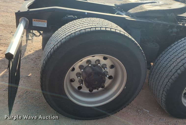 image for item EQ2155 2020 Freightliner  Cascadia 126 semi truck