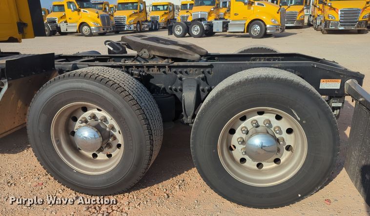 image for item EQ2155 2020 Freightliner  Cascadia 126 semi truck