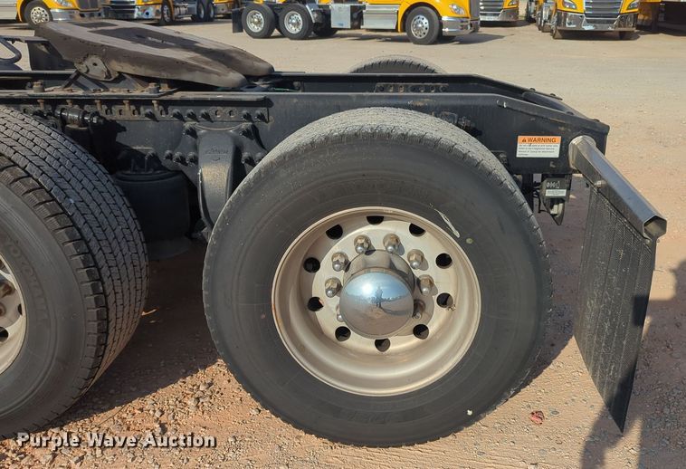 image for item EQ2155 2020 Freightliner  Cascadia 126 semi truck