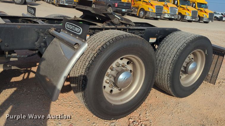 image for item EQ2155 2020 Freightliner  Cascadia 126 semi truck