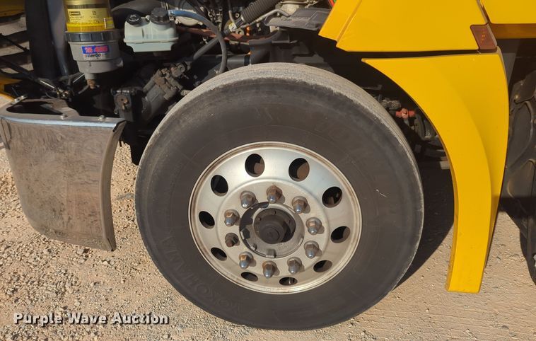 image for item EQ2155 2020 Freightliner  Cascadia 126 semi truck