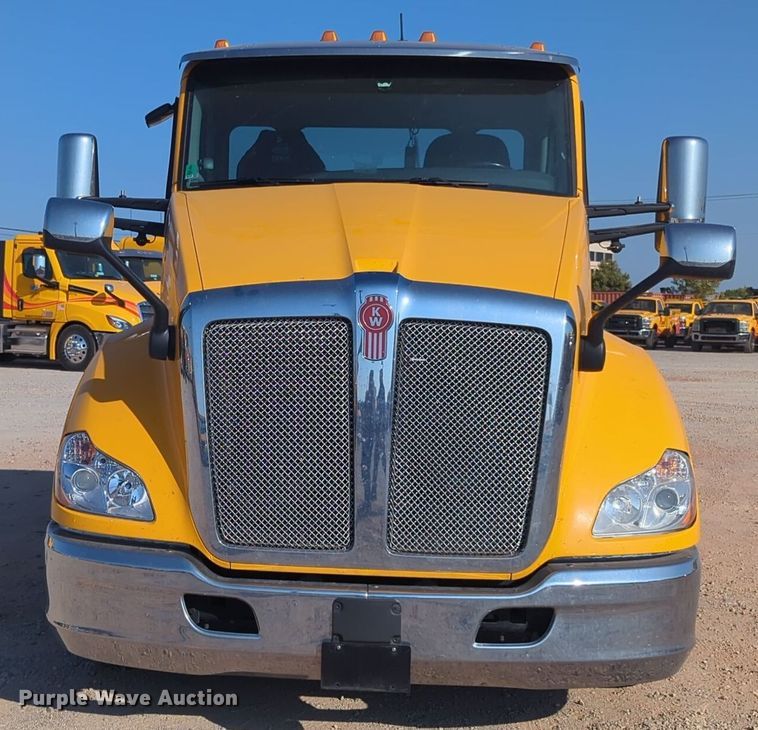 image for item EQ2158 2022 Kenworth  T680 semi truck
