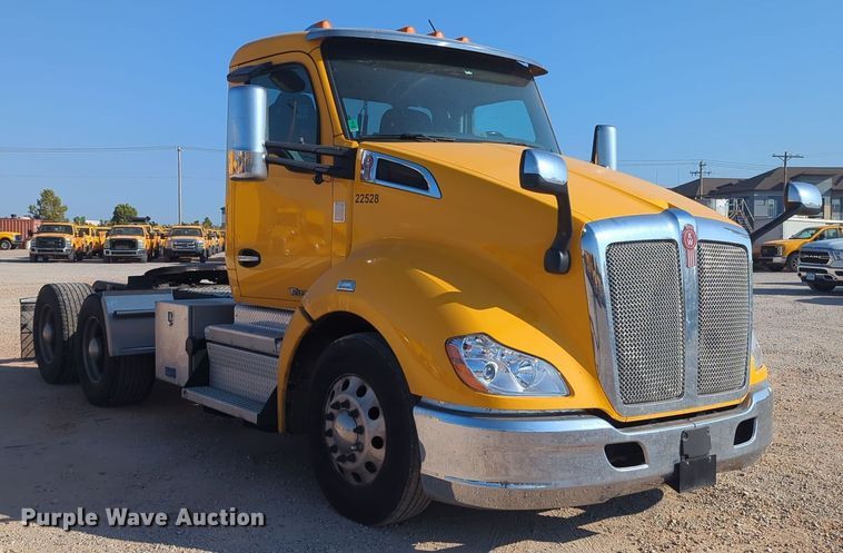 image for item EQ2158 2022 Kenworth  T680 semi truck
