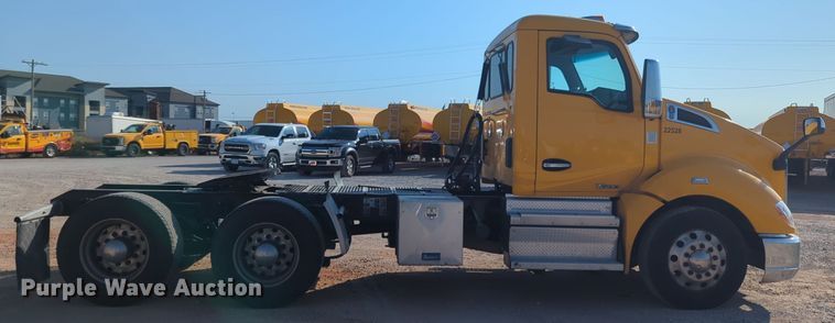 image for item EQ2158 2022 Kenworth  T680 semi truck