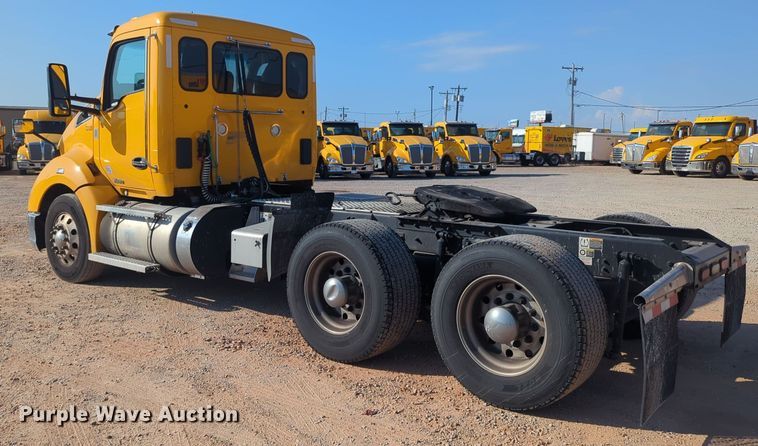 image for item EQ2158 2022 Kenworth  T680 semi truck
