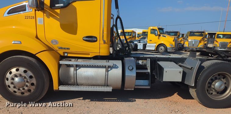 image for item EQ2158 2022 Kenworth  T680 semi truck