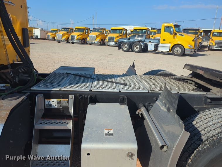 image for item EQ2158 2022 Kenworth  T680 semi truck