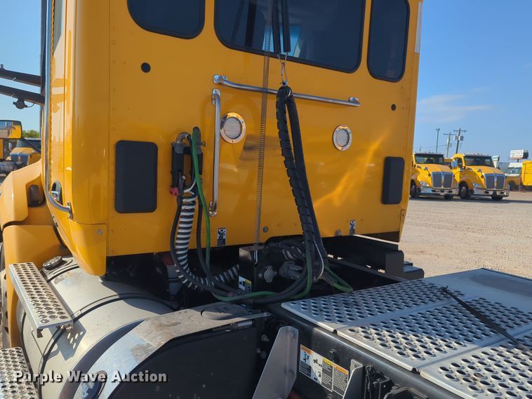 image for item EQ2158 2022 Kenworth  T680 semi truck