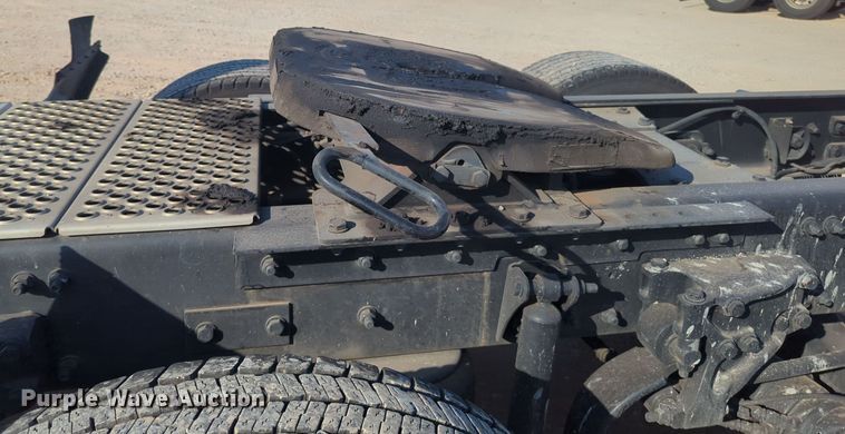 image for item EQ2158 2022 Kenworth  T680 semi truck