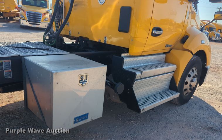 image for item EQ2158 2022 Kenworth  T680 semi truck