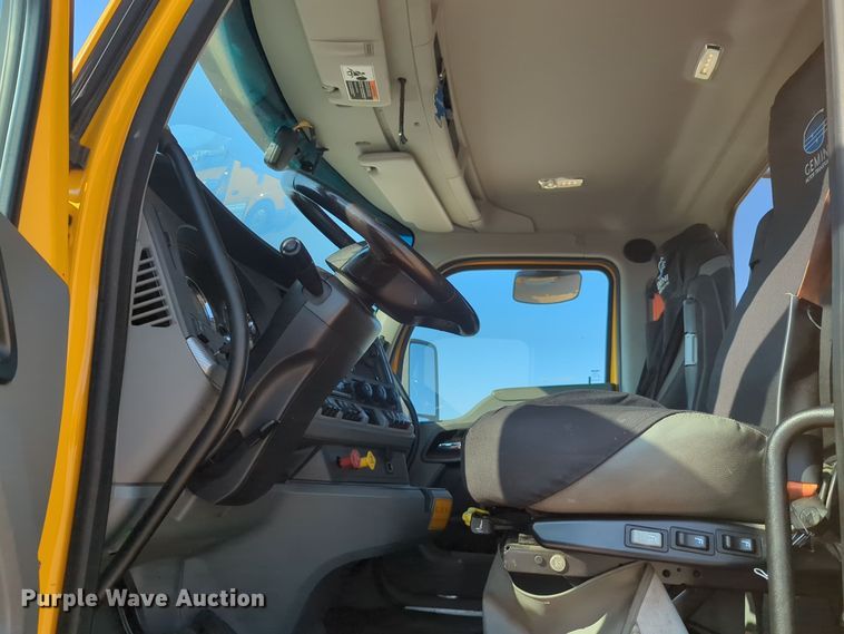 image for item EQ2158 2022 Kenworth  T680 semi truck