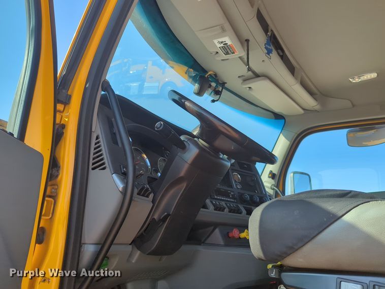 image for item EQ2158 2022 Kenworth  T680 semi truck