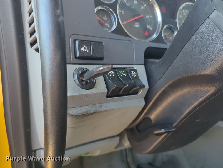 image for item EQ2158 2022 Kenworth  T680 semi truck