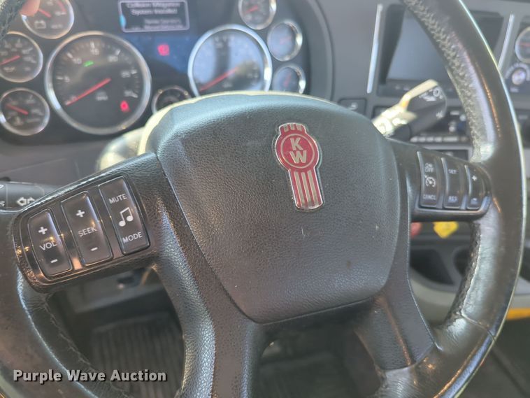 image for item EQ2158 2022 Kenworth  T680 semi truck