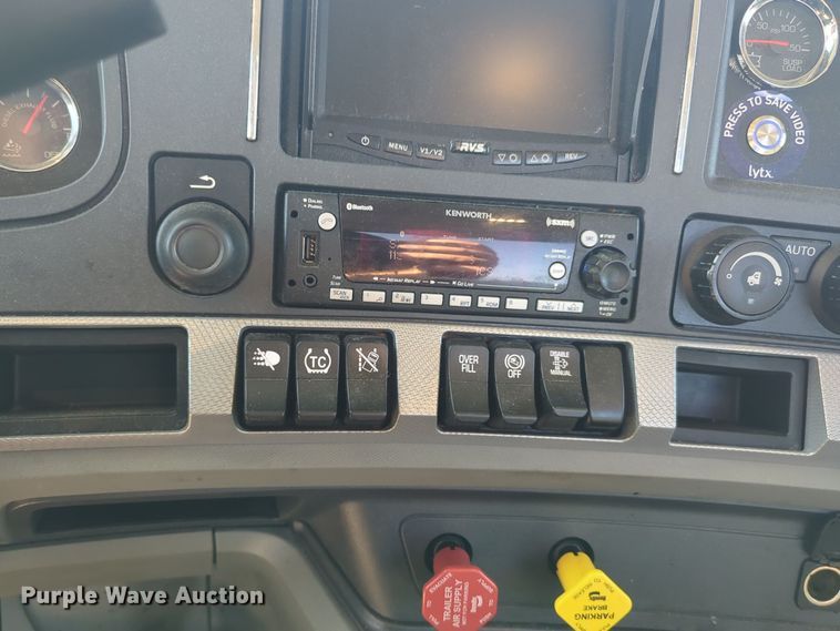 image for item EQ2158 2022 Kenworth  T680 semi truck