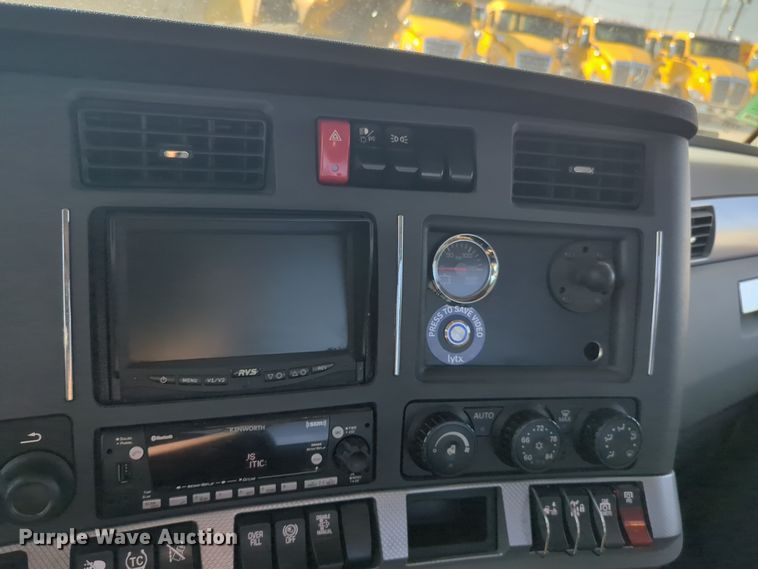 image for item EQ2158 2022 Kenworth  T680 semi truck