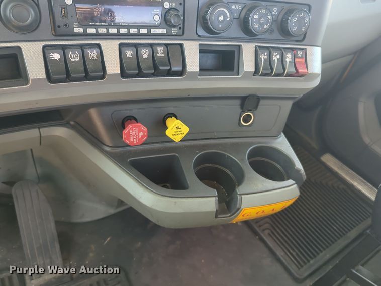 image for item EQ2158 2022 Kenworth  T680 semi truck