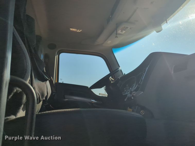 image for item EQ2158 2022 Kenworth  T680 semi truck