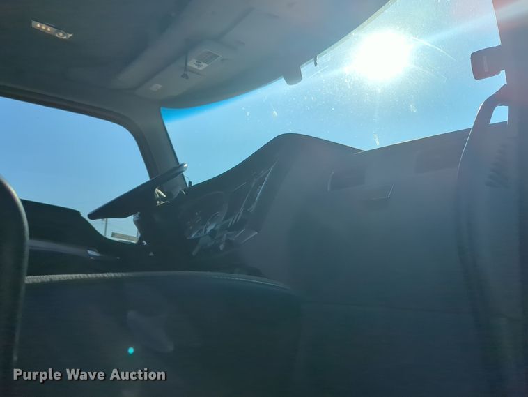 image for item EQ2158 2022 Kenworth  T680 semi truck