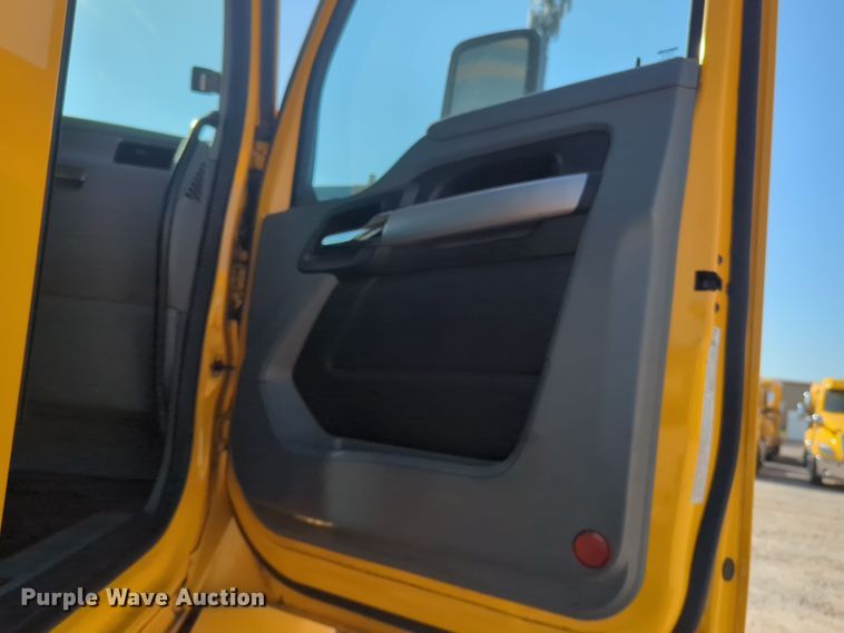 image for item EQ2158 2022 Kenworth  T680 semi truck