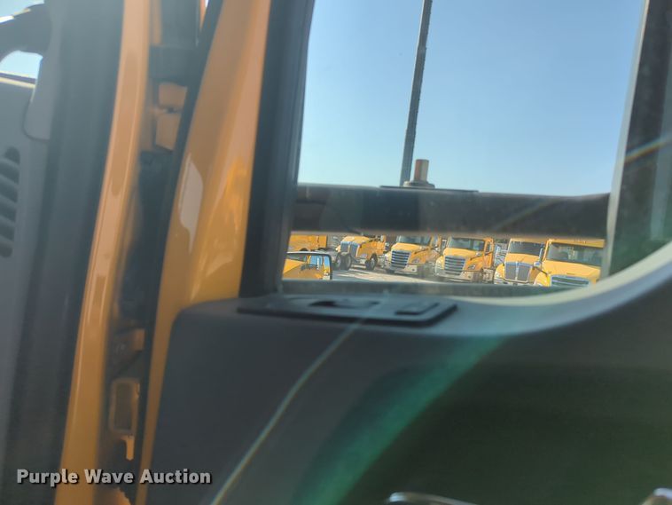 image for item EQ2158 2022 Kenworth  T680 semi truck