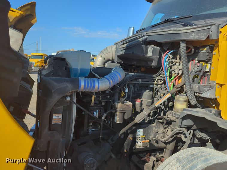 image for item EQ2158 2022 Kenworth  T680 semi truck