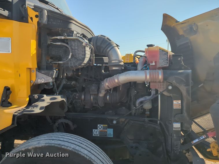 image for item EQ2158 2022 Kenworth  T680 semi truck